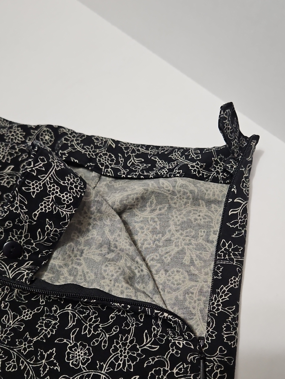 J. Jill Black and Gray Patterned Slim Stretch Size 16 Ankle Pants - Picture 5 of 12